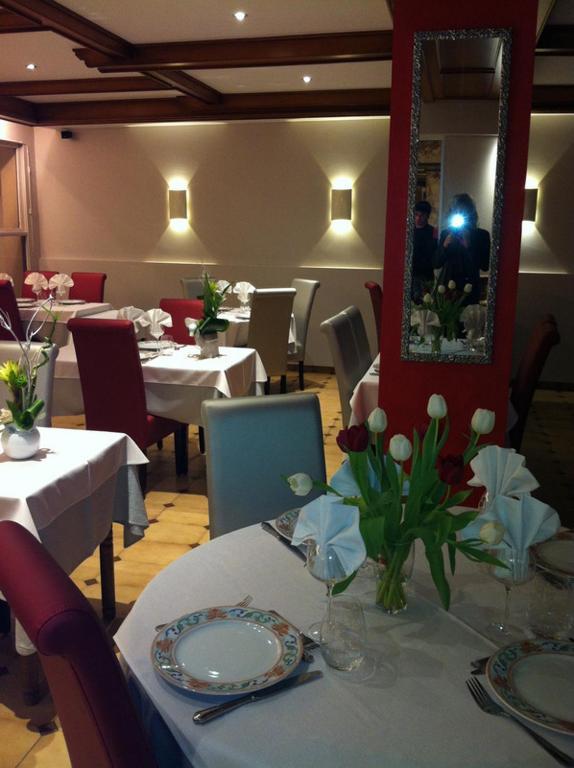 Hotel-Restaurant "Les Rochers" La Balme-de-Sillingy Buitenkant foto