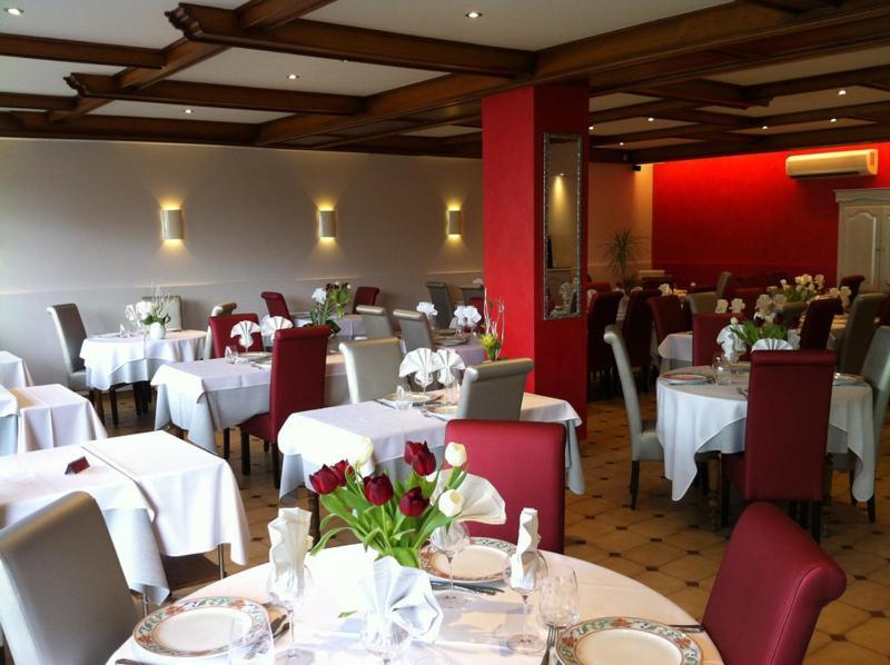 Hotel-Restaurant "Les Rochers" La Balme-de-Sillingy Buitenkant foto